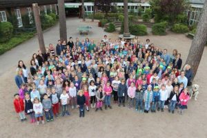 Gruppenbild mit den Kindern der Schule